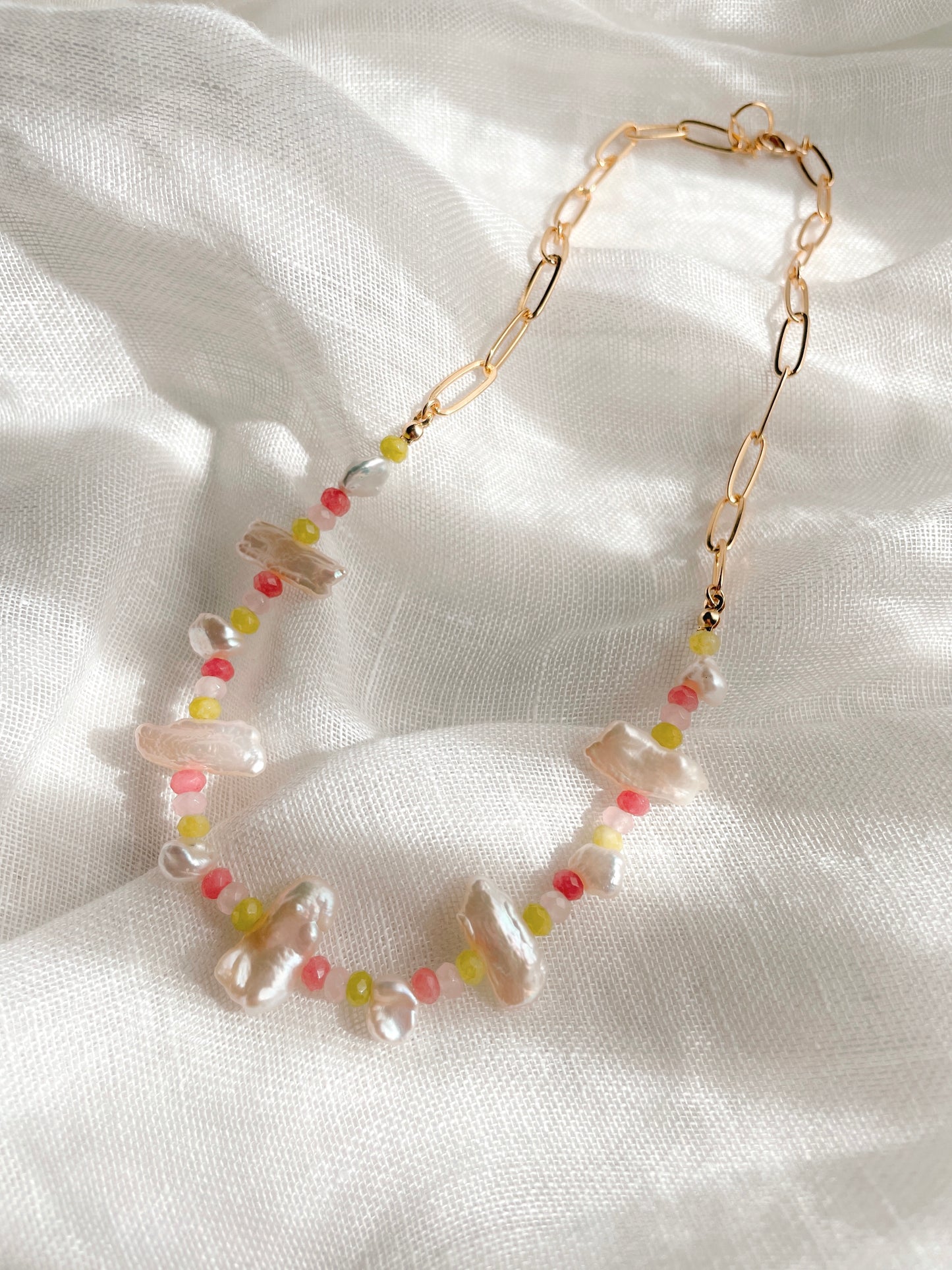 SUKI necklace - pearls and glass beads necklace