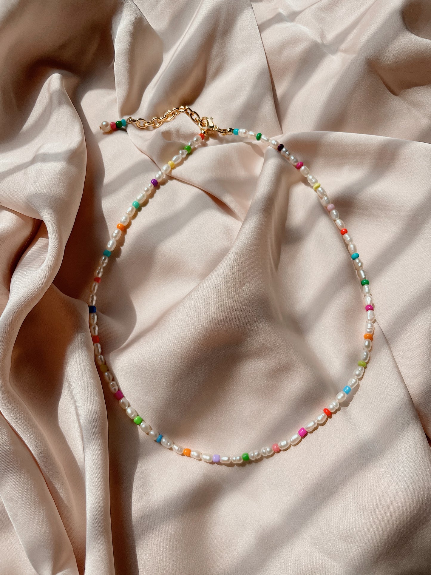 QUINN - 90s style pearl necklace with rainbow beads