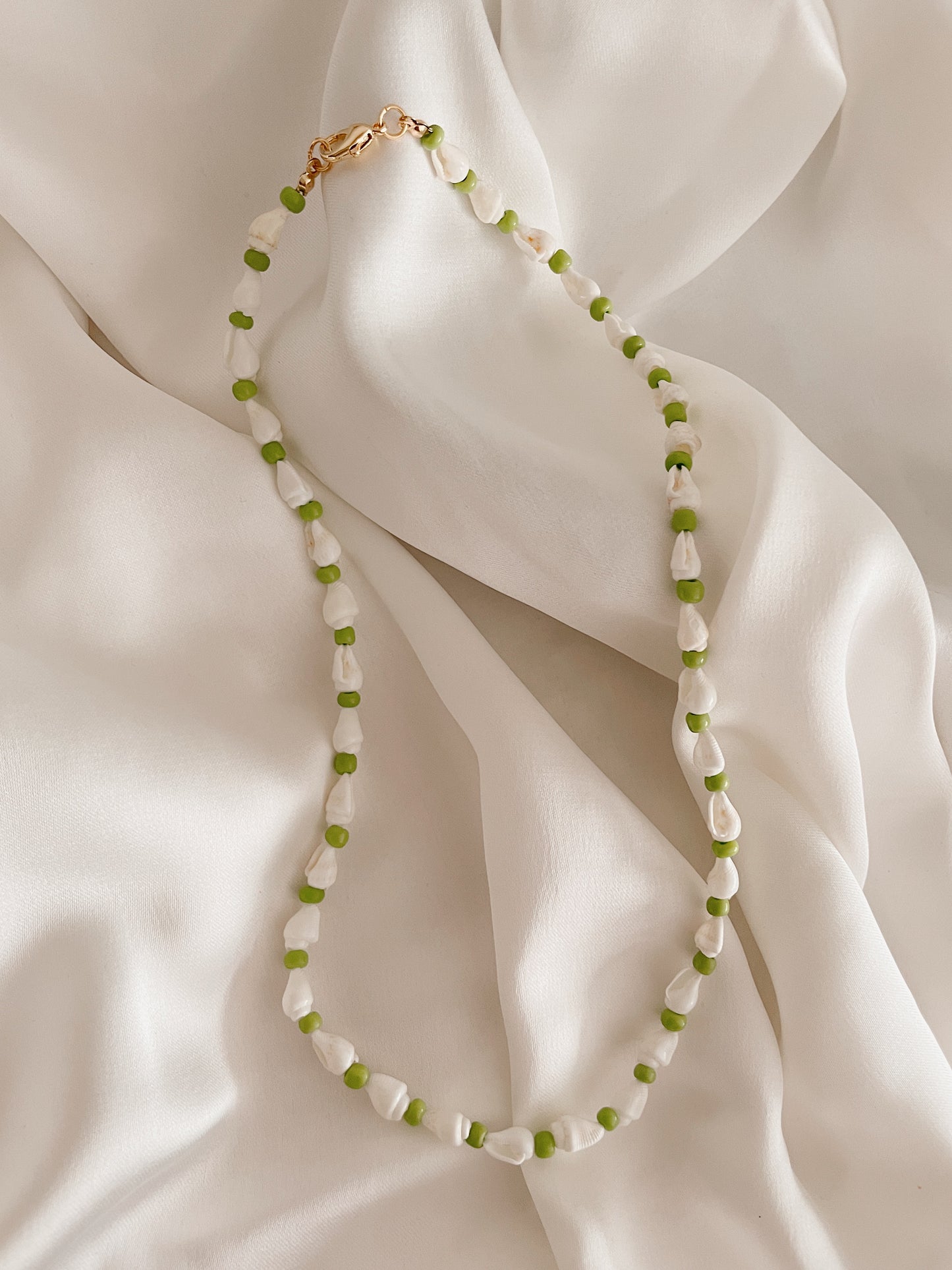 ISLA GREEN - seashell necklace with green beads