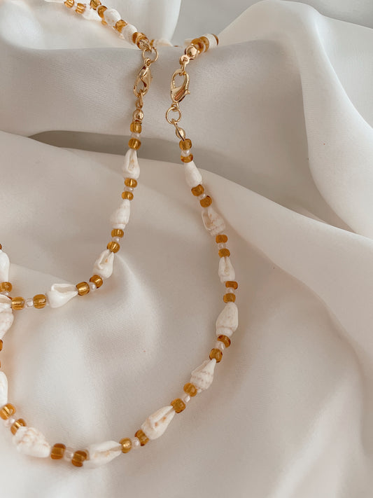 ISLA AMBER - seashell necklace with amber beads
