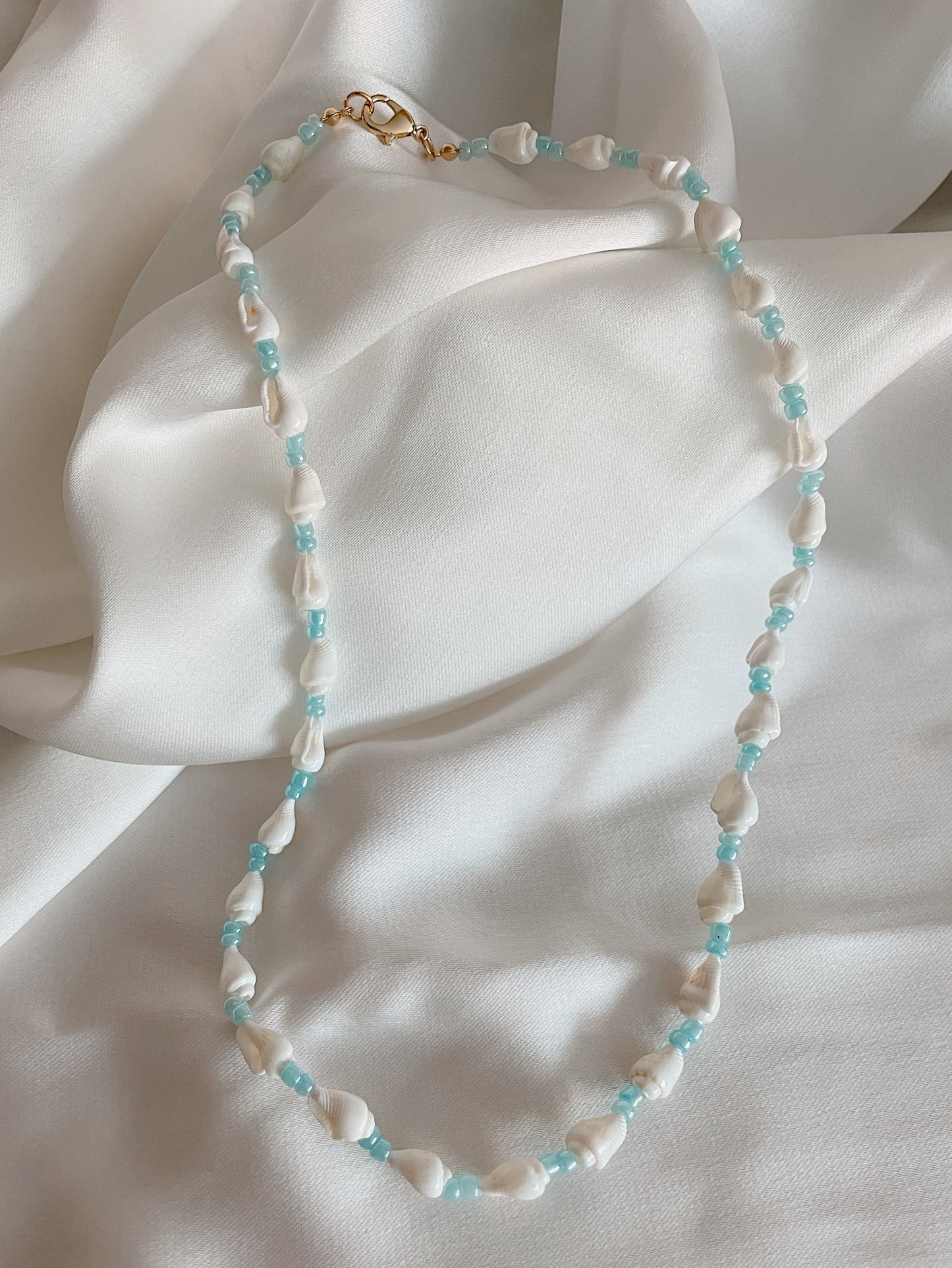 ISLA LIGHT BLUE - seashell necklace with light blue beads