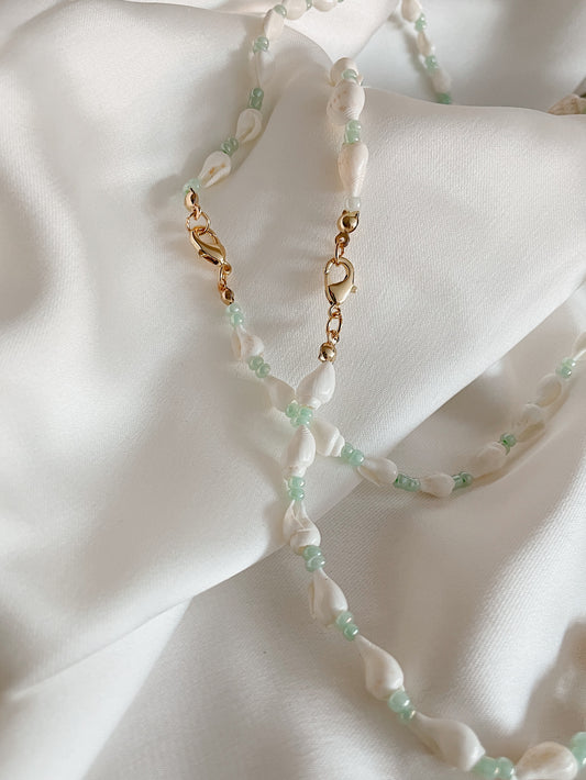 ISLA LIGHT GREEN - seashell necklace with light green beads