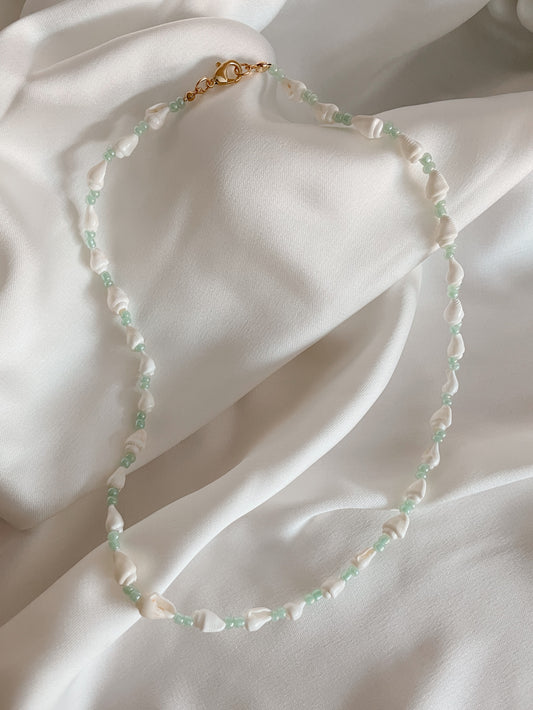 ISLA LIGHT GREEN - seashell necklace with light green beads