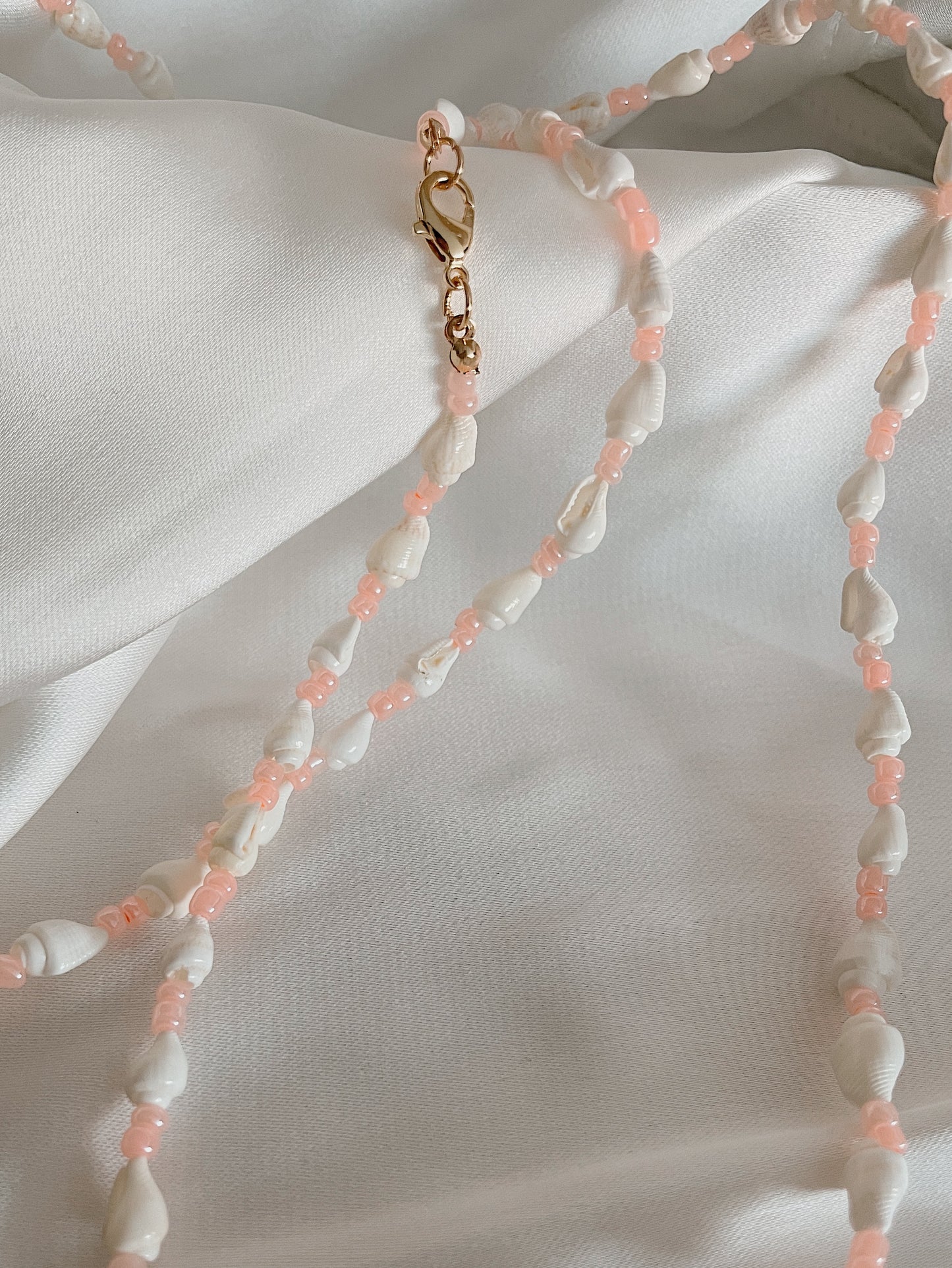 ISLA LIGHT PINK - seashell necklace with light pink beads