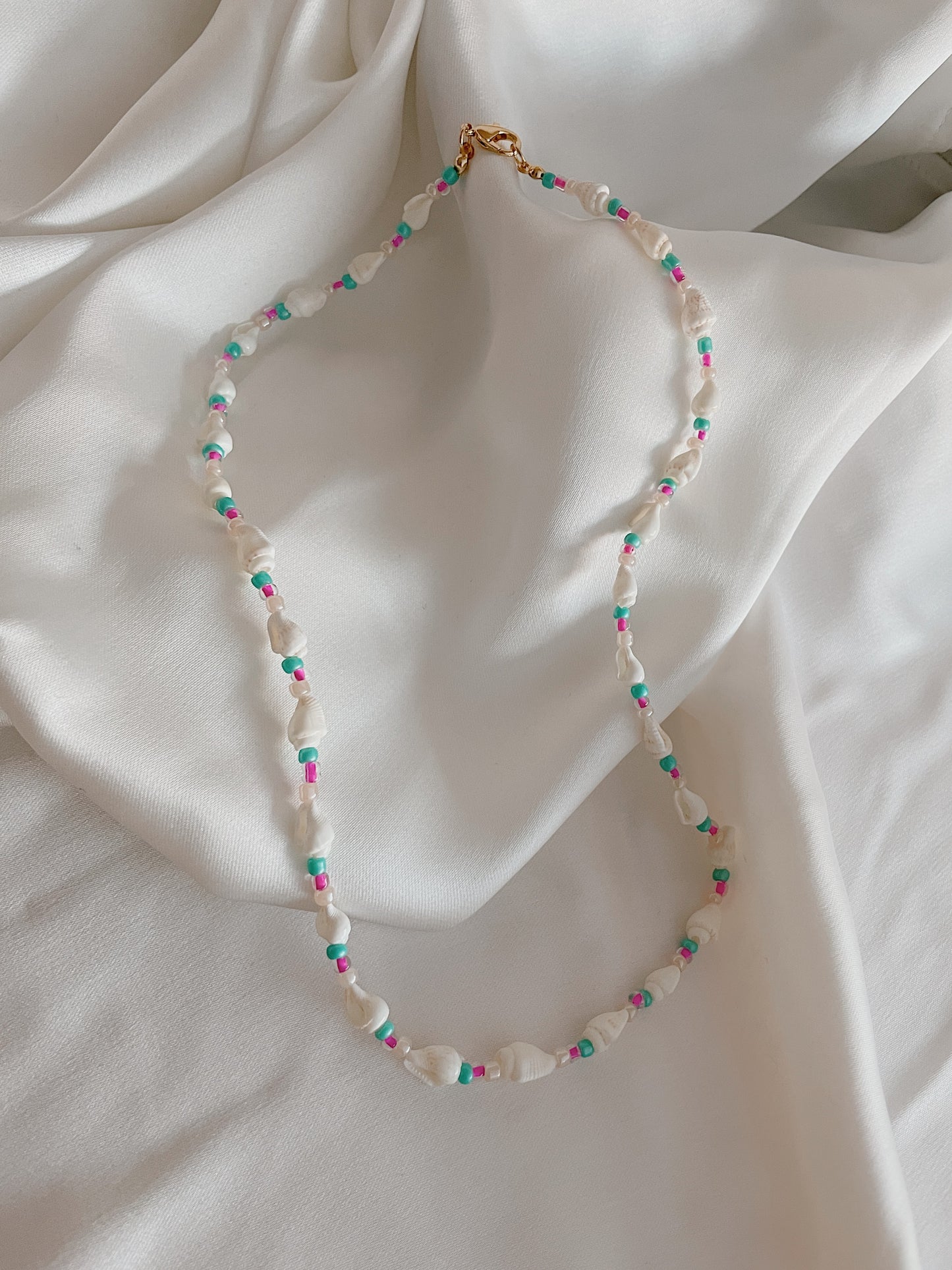 ISLA PINK/BLUE - seashell necklace with pink & blue beads