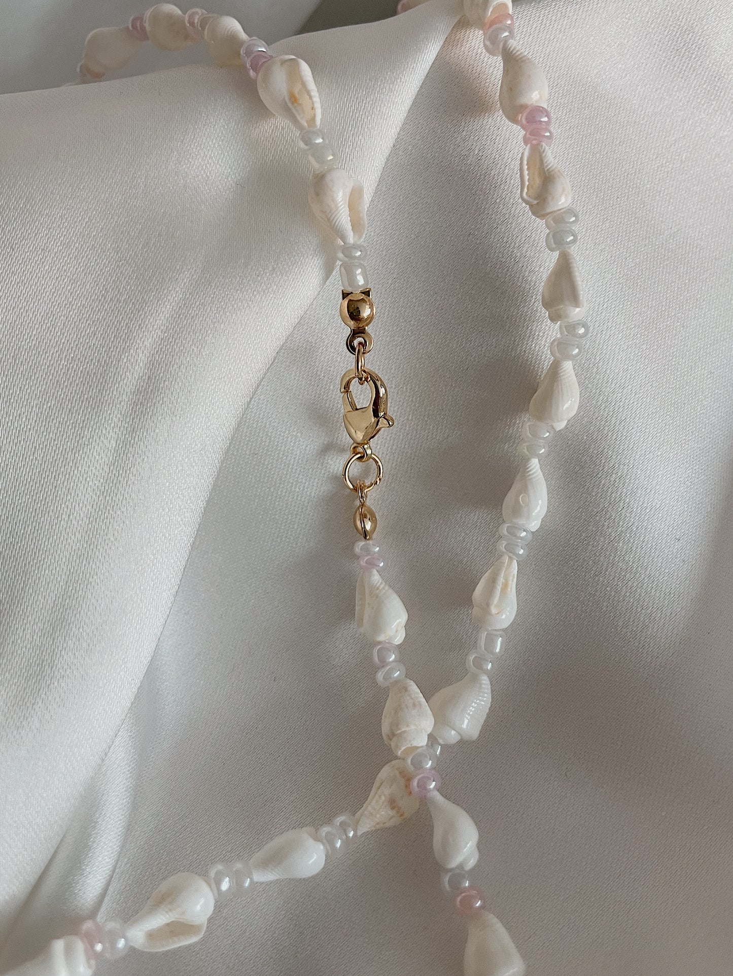 ISLA PINK/WHITE - seashell necklace with pink & white beads
